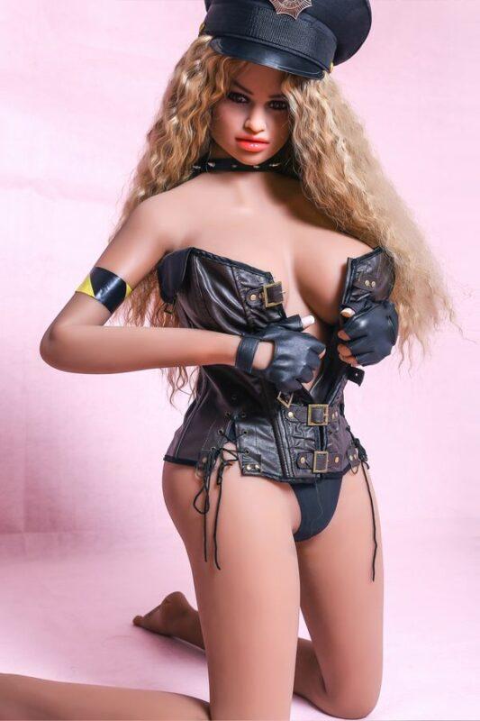 Leila - Danno Alla Bambola Sessuale Succhiata