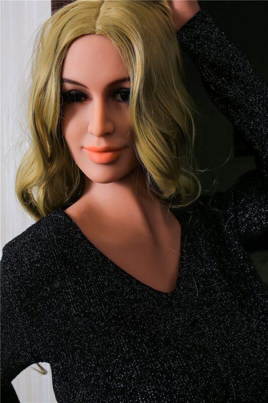 Daina - Pomiciare Con Una Bambola Del Sesso