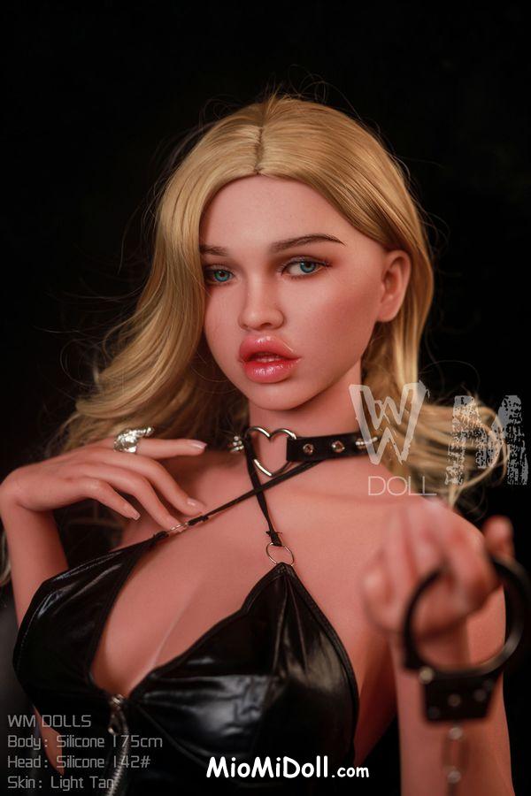 Zelma - Ragazzo Sexy Che Scopa Una Bambola Gonfiabile 6 Zelma - Ragazzo Sexy Che Scopa Una Bambola Gonfiabile