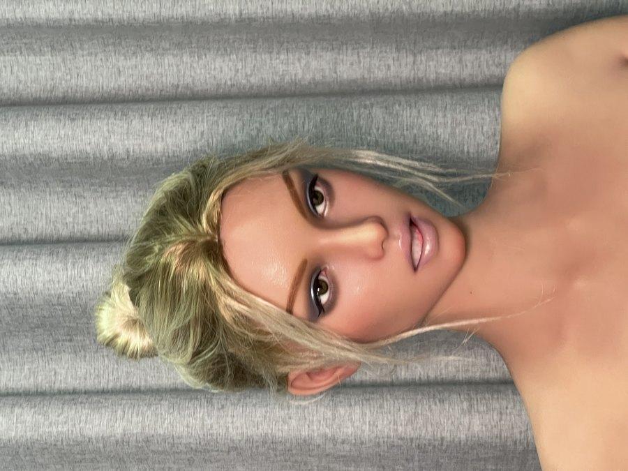 Nicky - Video Porno Con Bambola Tiffany 4 Nicky - Video Porno Con Bambola Tiffany