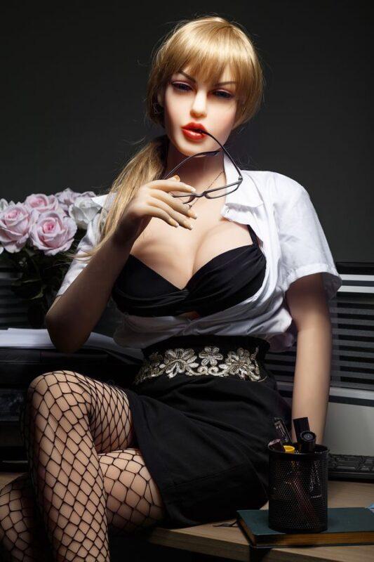 Janna - Vecchio Che Scopa Una Bambola Gonfiabile